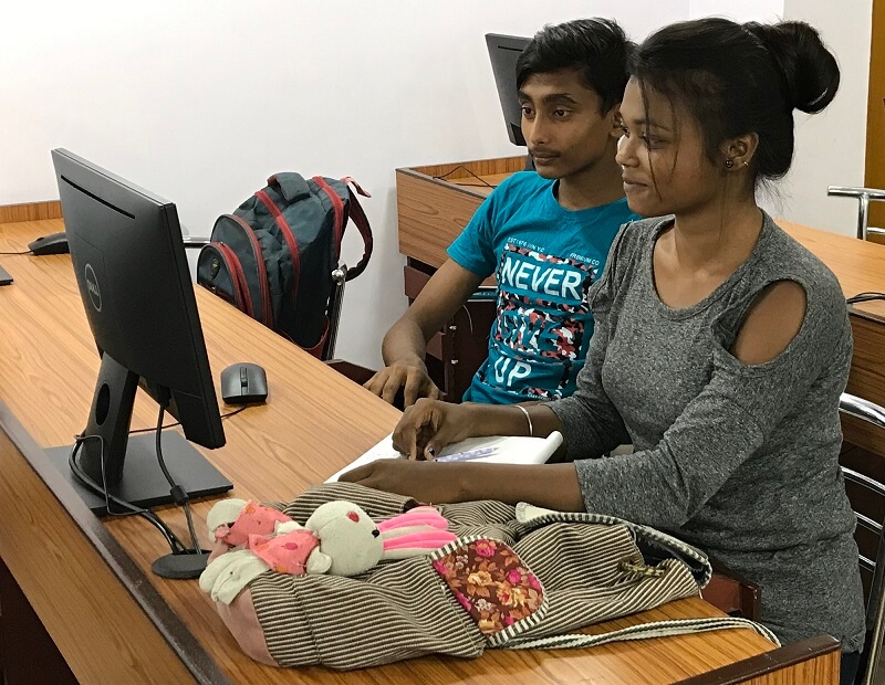 2 students working on computer